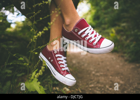 Weiblicher Füße tragen rote Trainer hautnah Stockfoto