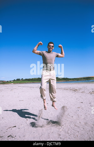 Attraktive glücklicher Mensch in die Luft springen Stockfoto