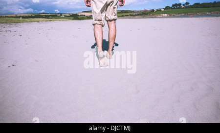 Nahaufnahme eines männlichen Beine zu Fuß in sand Stockfoto