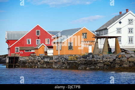 Traditionellen norwegischen Dorf mit bunten Holzhäuschen auf felsigen Küste Stockfoto