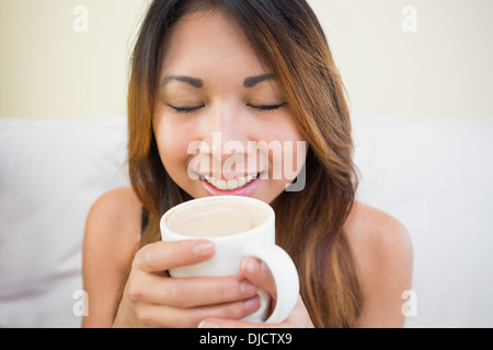 Schöne junge Frau hält eine Tasse Stockfoto