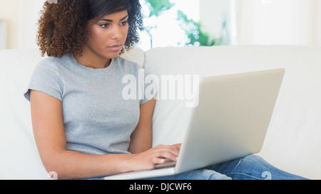 Ziemlich schwere Brünette mit laptop Stockfoto