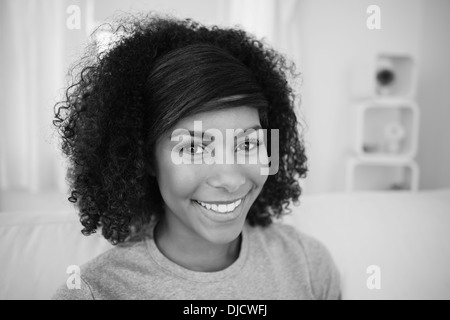 Ziemlich lächelnde Brünette Blick in die Kamera in schwarz / weiß Stockfoto