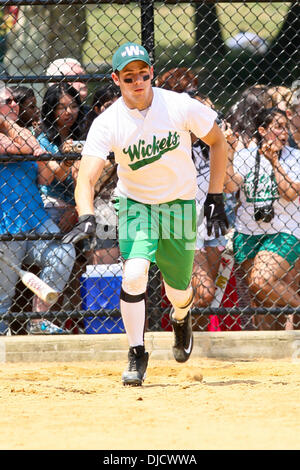 Nick Jonas für seine Broadway Show Liga Softball-Team, "World Wide Wickets" im Central Park zu spielen. Jonas wurde auf durch viele weibliche Fans jubelten, als das Spiel nach dem 5. Inning mit dem World Wide Wickets schlagende Spieler von Mary Poppins endete die Stockfoto