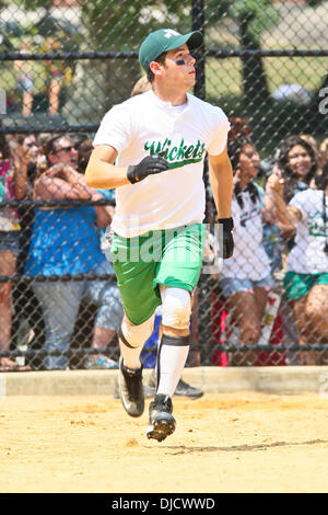 Nick Jonas für seine Broadway Show Liga Softball-Team, "World Wide Wickets" im Central Park zu spielen. Jonas wurde auf durch viele weibliche Fans jubelten, als das Spiel nach dem 5. Inning mit dem World Wide Wickets schlagende Spieler von Mary Poppins endete die Stockfoto