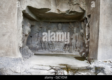 Höhle Nr. 5 Schrein. Buddha sitzend mit Begleitern in Palambapadasana. Ellora Höhlen, Aurangabad, Maharashtra, Indien Stockfoto