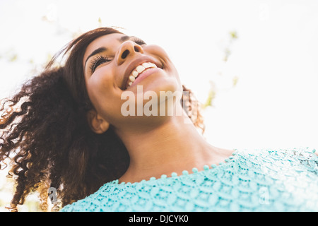 Wunderschöne Brünette stehen in der Sonne lachen Stockfoto