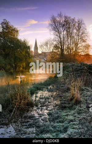 Malmesbury - Ende November Dawn am Fluss. Stockfoto