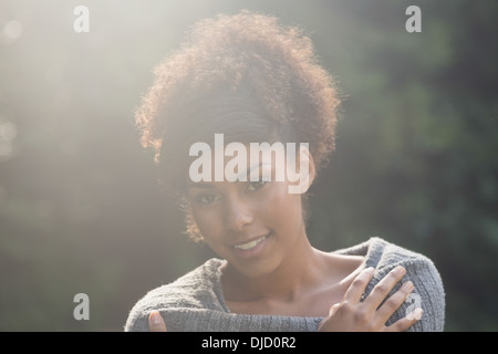 Wunderschöne Brünette stehen im Sonnenlicht lächelnd Stockfoto