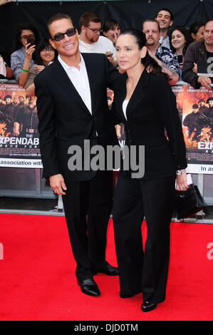 Jean-Claude Van Damme und Frau Gladys Portugues "The Expendables 2" UK Premiere statt im Empire Leicester Square. London, England - 13.08.12 Stockfoto