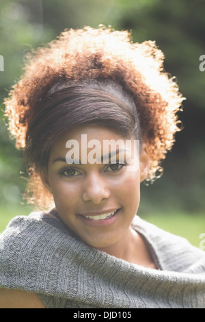 Porträt der wunderschöne fröhlich Brünette Stockfoto