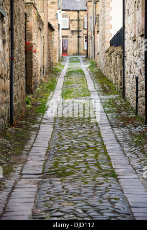 Einer alten gepflasterten Seitenstraße in Alnwick, Northumberland, UK. Stockfoto