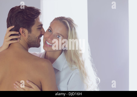 Junge Frau lächelt in die Kamera Stockfoto