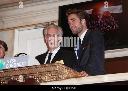 David Cronenberg und Robert Pattinson Besuch der New York Stock Exchange um die Öffnung Klingel USA - 14.08.12 Stockfoto