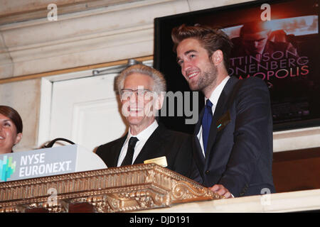 David Cronenberg und Robert Pattinson Besuch der New York Stock Exchange um die Öffnung Klingel USA - 14.08.12 Stockfoto