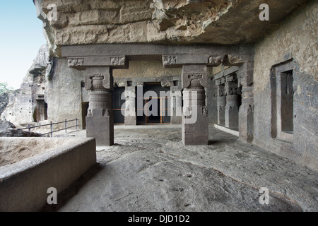 Höhle Nr. 6 Säulen Veranda. Quadratische Grundfläche mit Blättern und Laub an der Spitze. Ellora Höhlen, Aurangabad, Maharashtra, Indien Stockfoto