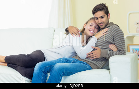 Süßes Paar auf couch Stockfoto