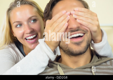 Junge Frau, die Spaß mit ihrem Freund lachen Stockfoto