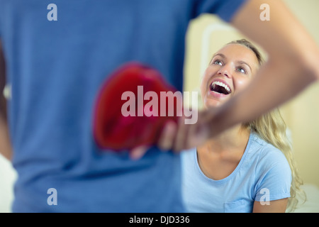 Glücklich lachende Frau erwartet ein Geschenk von ihrem Freund Stockfoto