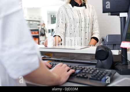 Kunden stehen an der Kasse Zähler Stockfoto