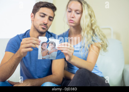 Attraktives junges Paar reißen ein Bild von Ihnen Stockfoto