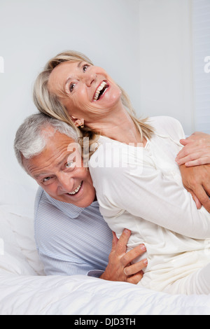 Älteres Paar gemeinsam lachen Stockfoto