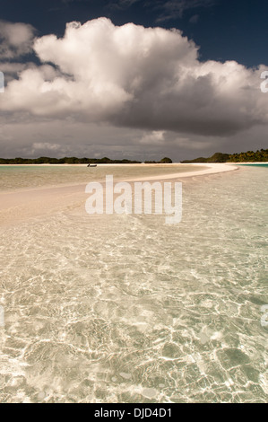 Ein Schlauchboot an Land auf der Sandspit am Rande der östlichen Verankerung in Fulaga Lagune in der Nähe von Niedrigwasser, Lau-Inseln, Fidschi-Inseln. Stockfoto