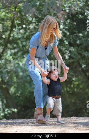 Rachel Zoe und Sohn Skyler Morrison Berman Rachel Zoe braucht ihre Familie, um ein Ententeich in Beverly Hills, Los Angeles, Kalifornien - 18.08.12 Stockfoto