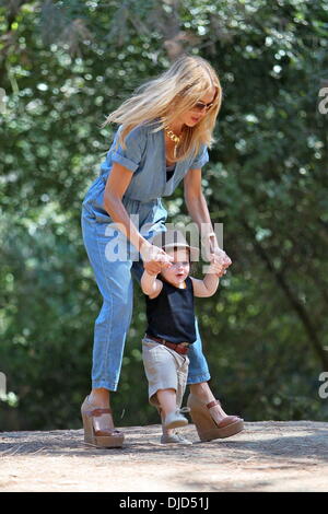 Rachel Zoe und Sohn Skyler Morrison Berman Rachel Zoe braucht ihre Familie, um ein Ententeich in Beverly Hills, Los Angeles, Kalifornien - 18.08.12 Stockfoto