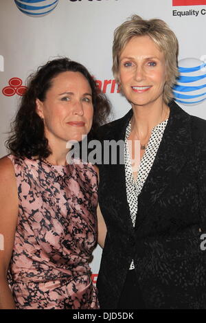 Dr. Lara Embry, Jane Lynch Equality Awards 2012, statt im Beverly Hilton Hotel - Ankunft Los Angeles, Kalifornien - 18.08.12 Featuring: Dr. Lara Embry, Jane Lynch wo: Kalifornien, USA bei: 18. August 2012 Stockfoto