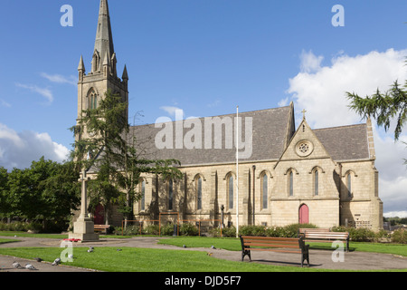 St. Johannes und St. Paul Church Of England auf Bridge Street, Ramsbottom, St. Pauls Gärten und Kriegerdenkmal stehen im Vordergrund. Stockfoto