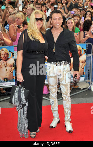 Gino D'Acampo und Frau Jessica Stellina Morrison "Keith Lemon Films" Weltpremiere statt im Odeon West End - Ankünfte. London, England - 20.08.12 Stockfoto