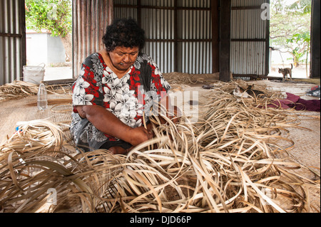 Sotia Tabanikasaga Weben eine große Pandanus-Matte auf dem Boden einer Hütte in Muanaira Dorf Fulaga, Laus-Inseln, Fidschi-Inseln. Stockfoto