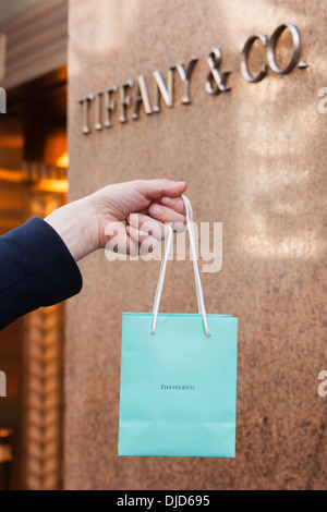 Tiffany & Co. Schmuckbeutel außerhalb des Speichers auf Fifth Avenue, New York City, Vereinigte Staaten von Amerika. Stockfoto