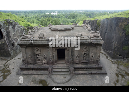 15, Dashavatara Höhle. Felsen-schneiden-Schrein vor Höhle. Blick vom 1. Stock Ostseite. Ellora Höhlen, Aurangabad, Indien Stockfoto