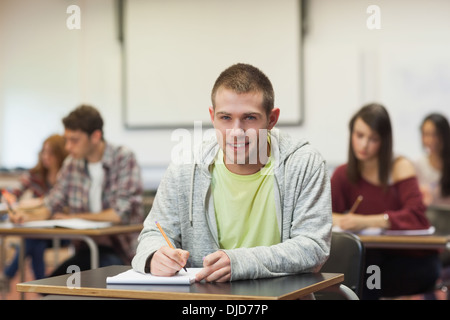 Konzentrierte sich glücklich Notizen in der Klasse Schüler Stockfoto