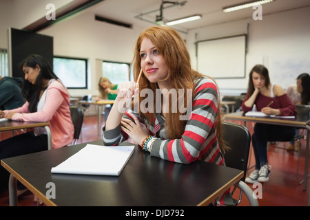 Studentin in der Klasse hören konzentriert Stockfoto