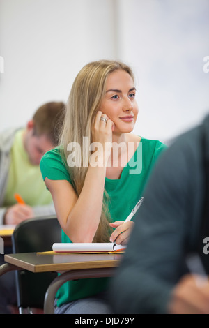 Hübsche blonde Studentin hören in der Klasse Stockfoto