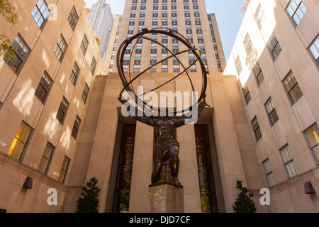 Rockefeller Center Statue des Atlas, Fifth Avenue, Manhattan, New York City, Vereinigte Staaten von Amerika. Stockfoto