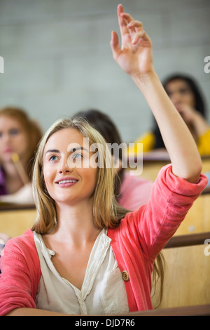 Glückliche Schüler heben ihre Hand in der Vorlesung Stockfoto