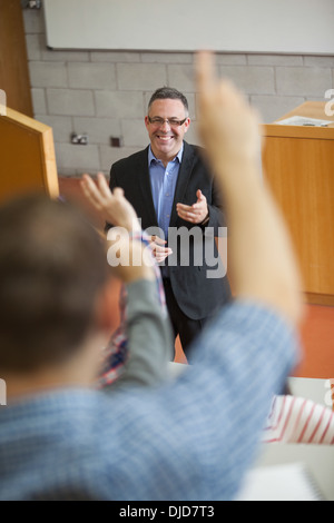 Glücklich Dozent auf Student hob seine Hand zeigen Stockfoto