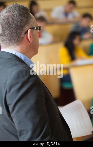 Dozent, wacht über seine Klasse im Hörsaal Stockfoto