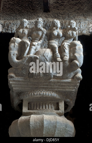 Elefant-Fahrer auf einer Säule in der Chaitya-Halle. Ca. 2.. Jahrhundert n. Chr. Karla Höhlen, Dist Pune, Maharashtra, Indien Stockfoto