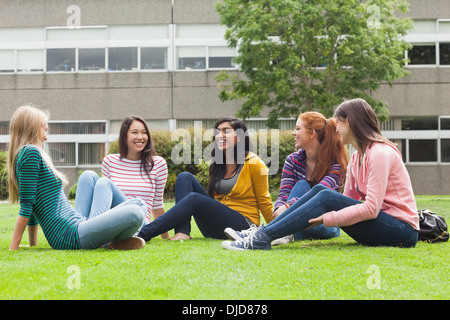 Gruppe von Studentinnen im Chat auf dem Rasen auf dem campus Stockfoto