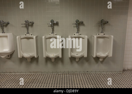 Herren WC, Hotel Pennsylvania, Seventh Avenue, Manhattan, New York City, Vereinigte Staaten von Amerika. Stockfoto