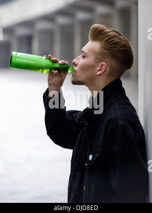 Mann trinkt Bier aus der Flasche Stockfoto