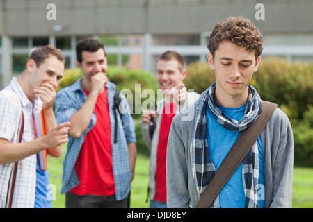 Einsamer Student von Gruppe von brutalen Mitschülern gemobbt Stockfoto