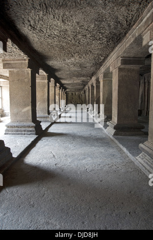 Blick auf Zeile der Säulen in Veranda und eine unvollendete Panel auf der Südseite. Pataleshwar Fels gehauenen Tempel, Jangli Maharaj Straße Pune. Stockfoto