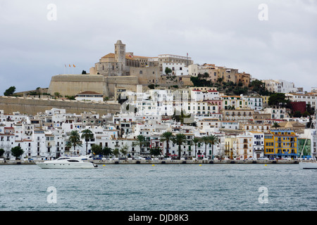 Blick auf den Hafen von Ibiza mit Catedral de Nuestra Señora de Las Nieves, Dalt Vila (Altstadt), Ibiza Stadt, Ibiza, Spanien Stockfoto