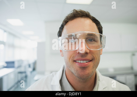 Vorderansicht des hübschen jungen Wissenschaftler Schutzbrille tragen Stockfoto